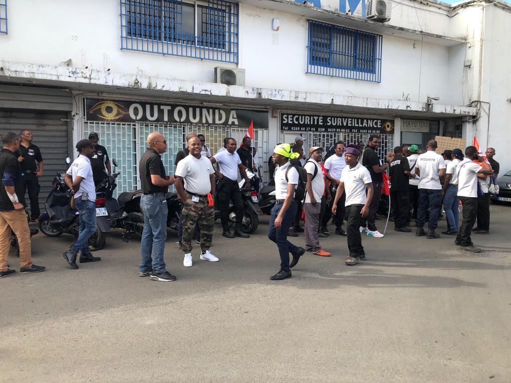 Environ 50 salariés d’Outounda en grève