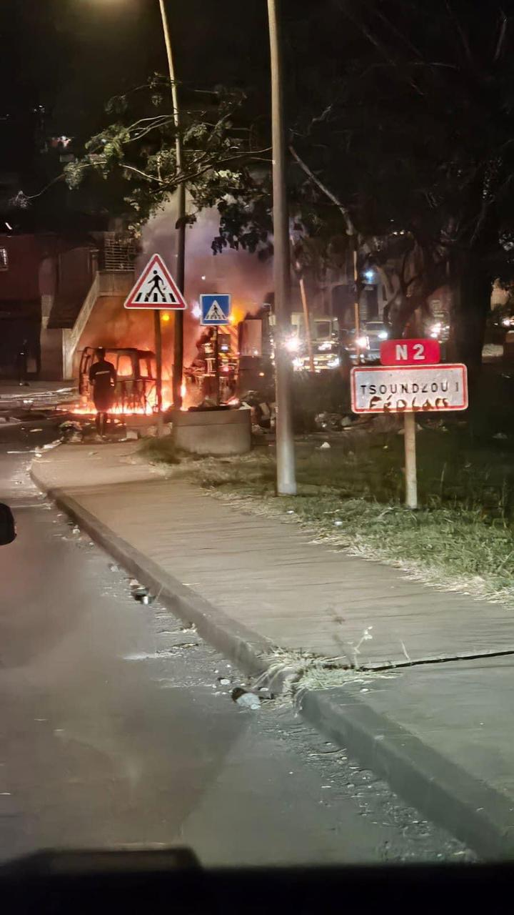 Un voiture prend feu à Tsoundzou