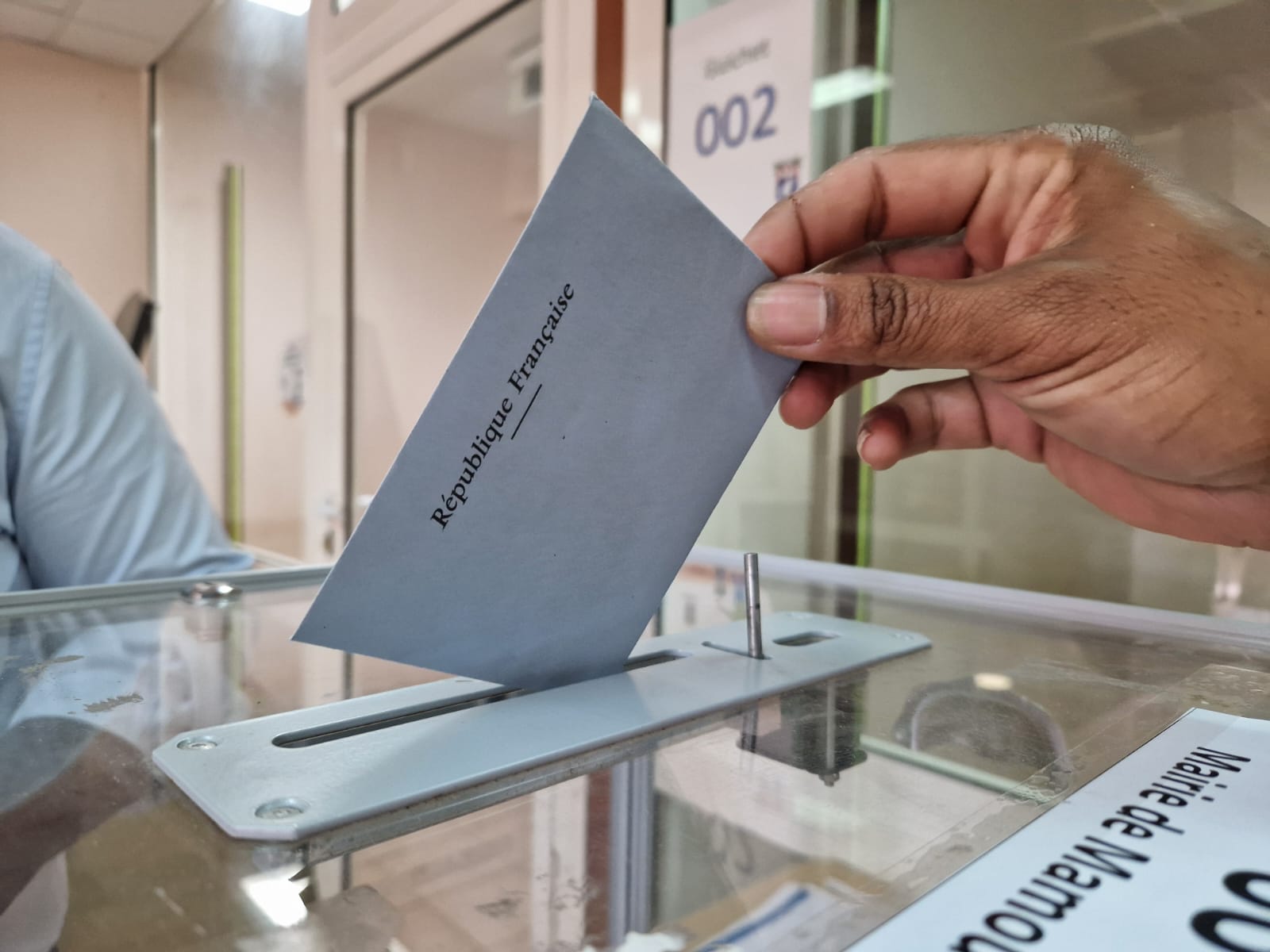 Élections législatives : taux de participation à midi en hausse à Mayotte et en métropole