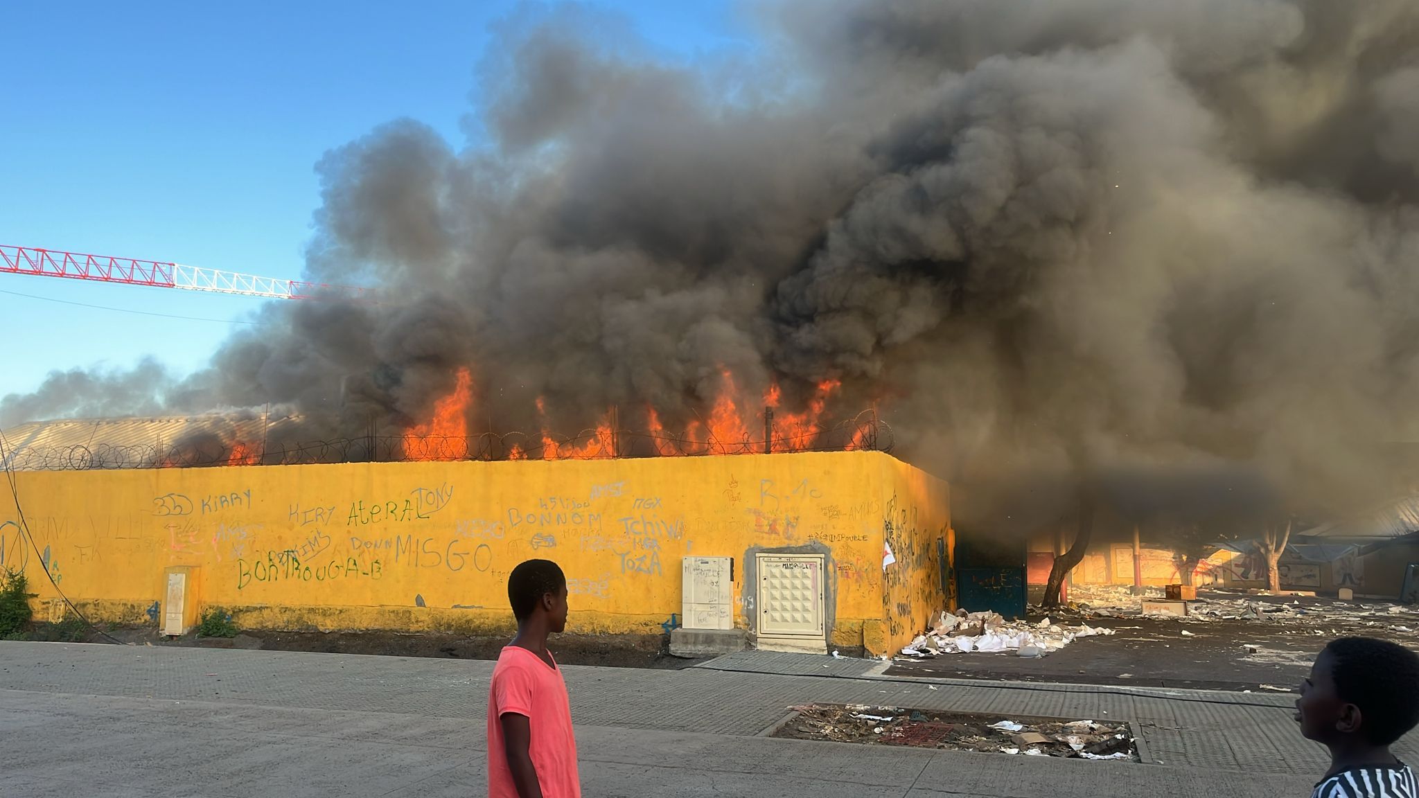 Urgent : l’école maternelle de Kaweni en feu (video)