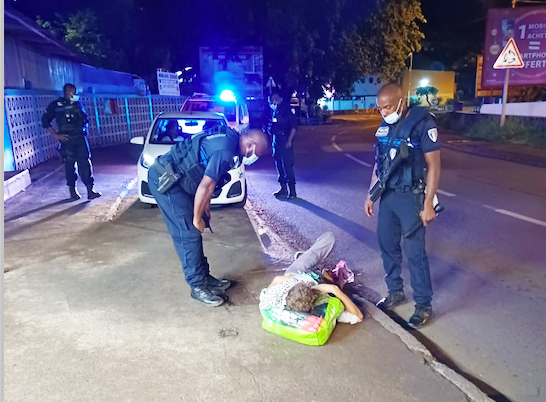 La police municipale de Mamoudzou en action la nuit…