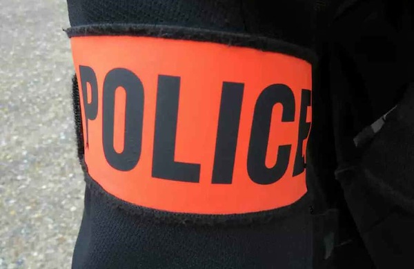 Policier poignardé en service : silence radio des autorités locales