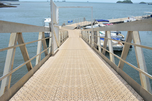 Du fil de fer pour tenir la passerelle du ponton de Mamoudzou