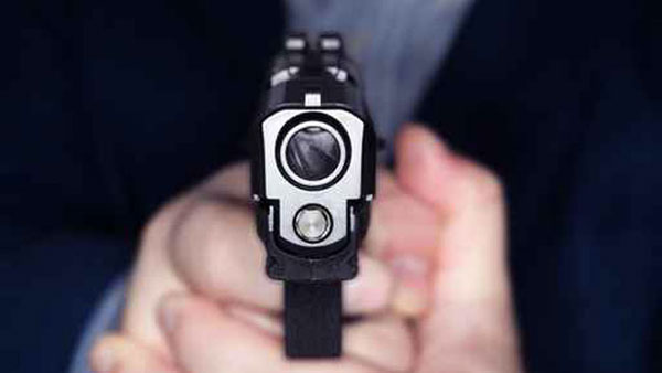 Un policier sort son arme rue du Commerce