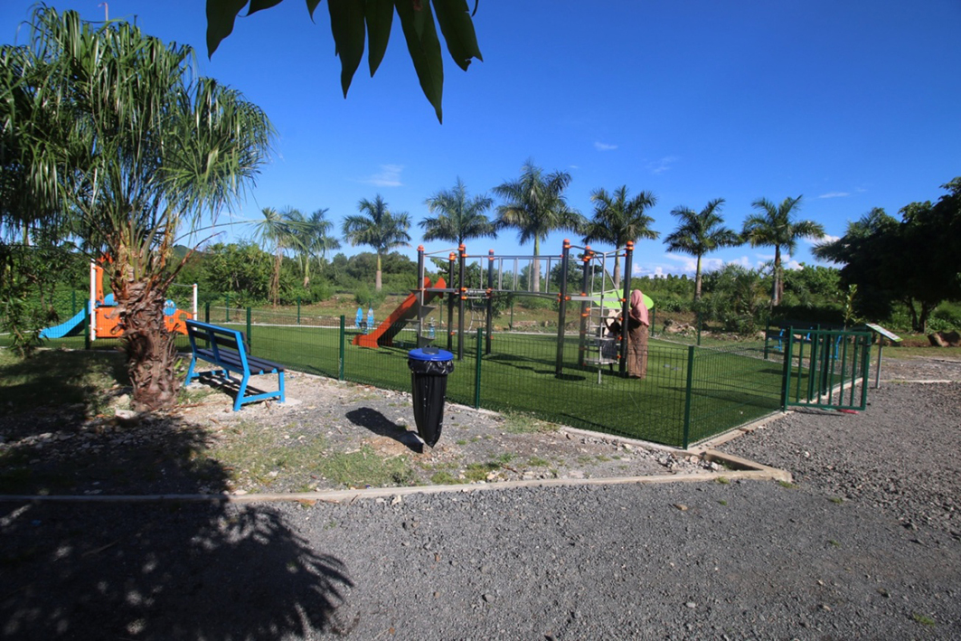 Des caillasseurs débiles qui s’en prennent à un parc pour enfants