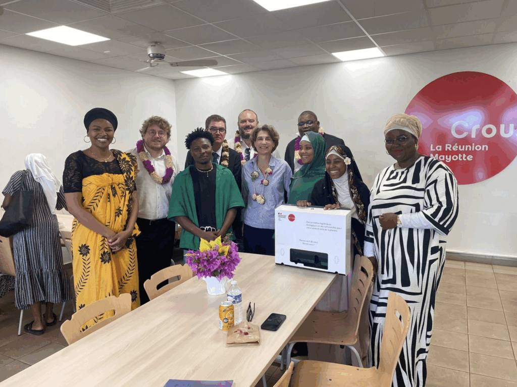 Le Crous installe des distributeurs de protections hygiéniques gratuites à Mayotte 8 Photo distri hygie Mayotte