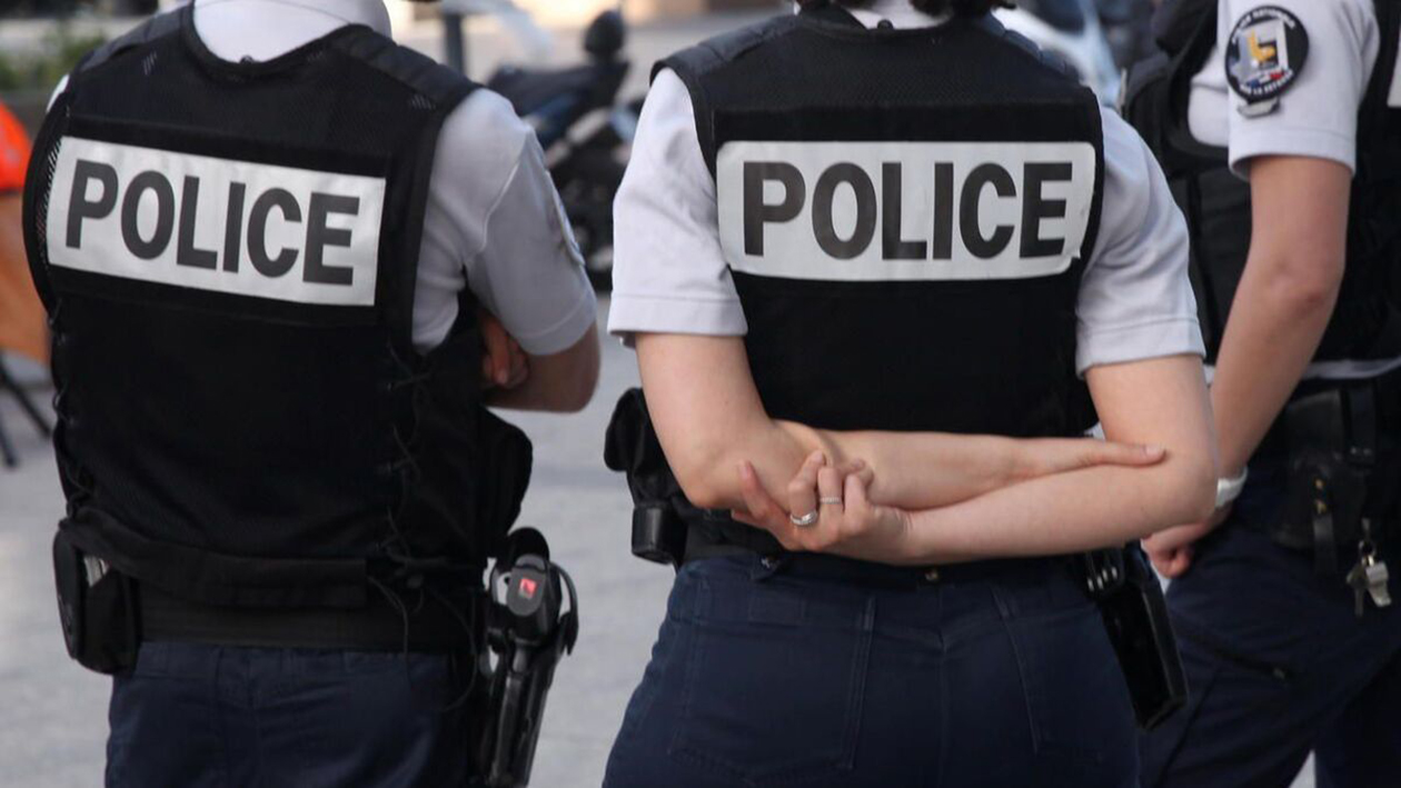 Un policier se sert de son arme de service pour stopper un agresseur frappant à coups de chombo