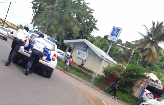 Policiers en carafe…