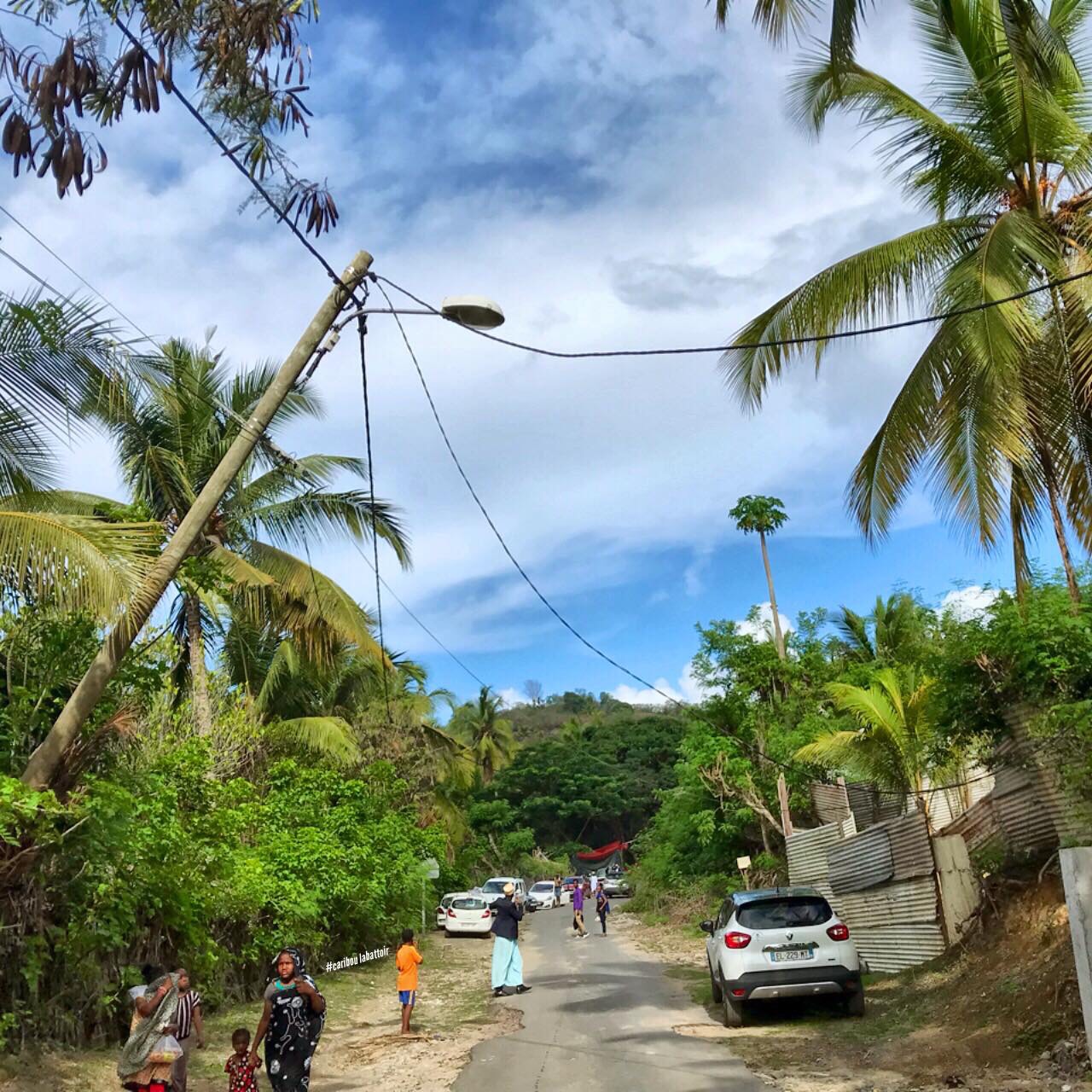 Un poteau électrique tout proche de s’écrouler