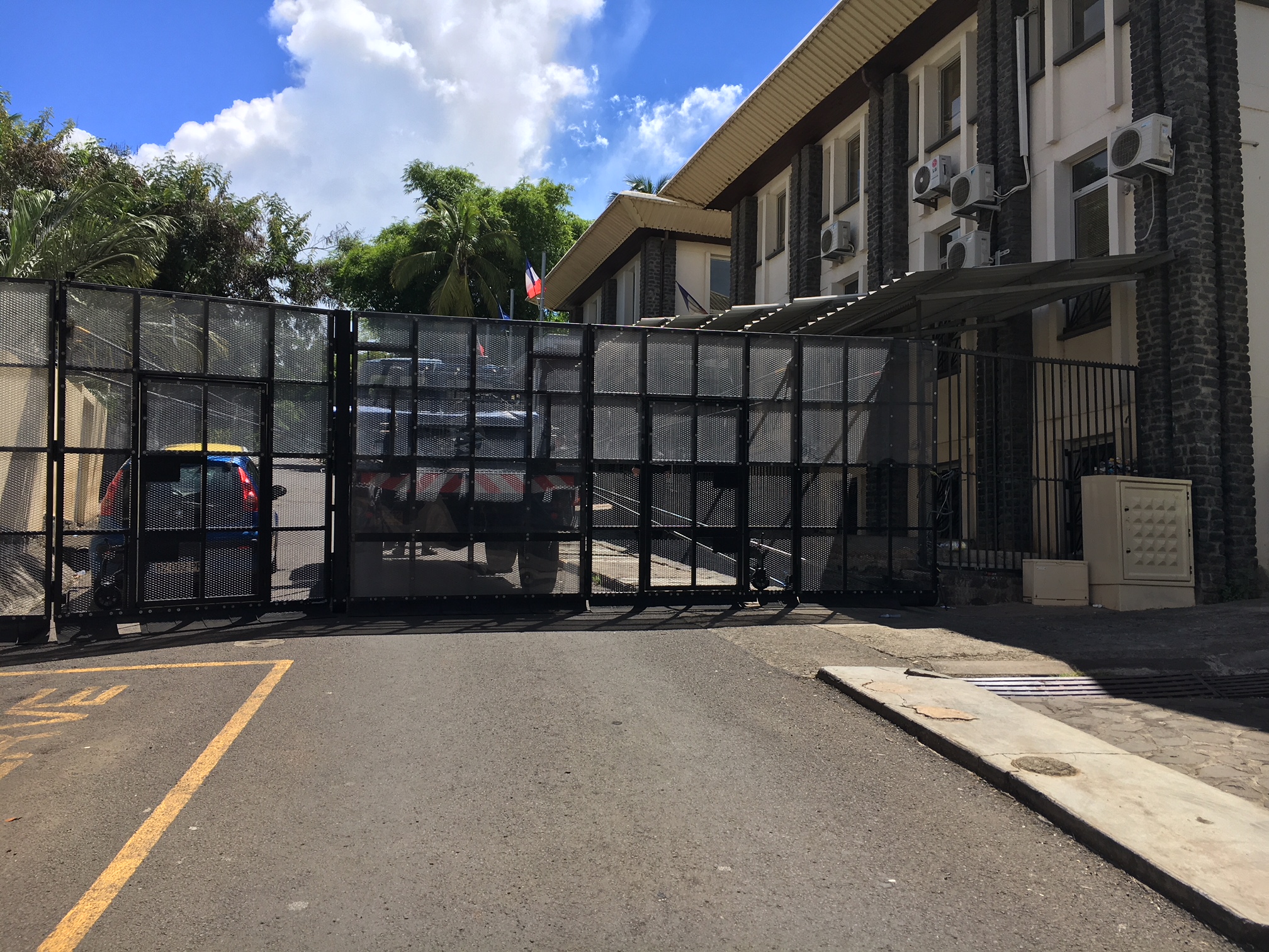 Le service immigration barricadé, des grévistes campent devant le commissariat