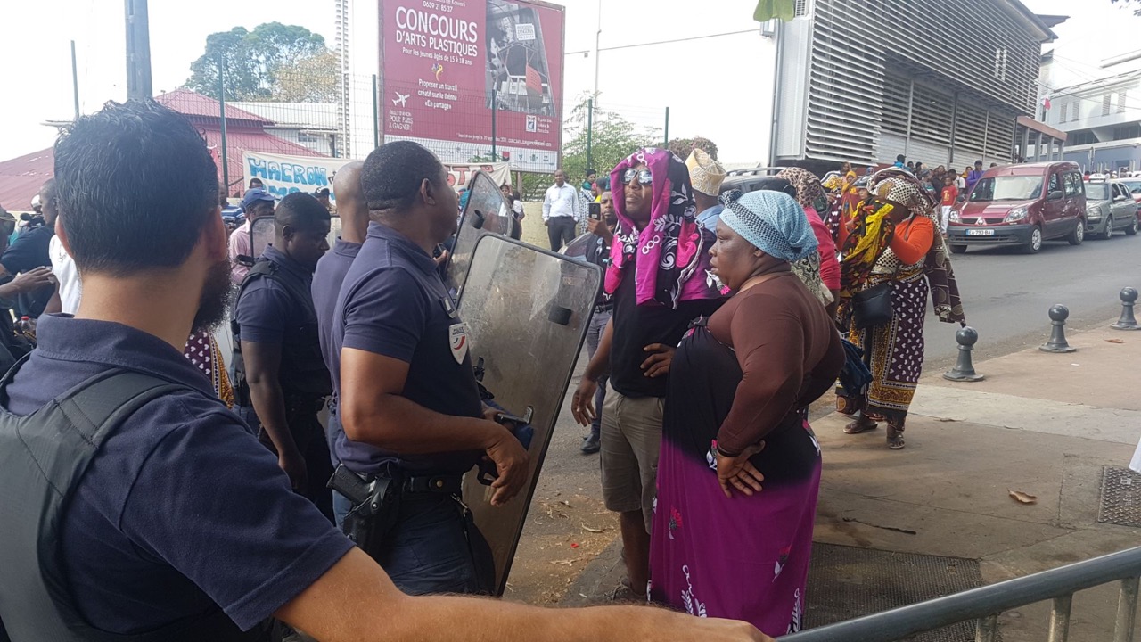 Des personnes convoquées pour régulariser leur situation bloquées par les bouenis dans une ambiance très tendue (vidéos)