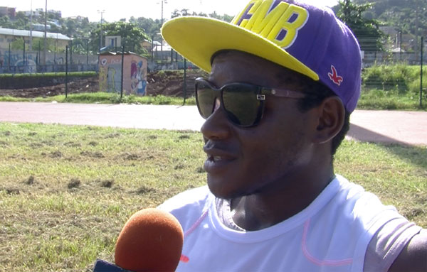 Aveugle, il se lance dans la course des 10 km (vidéo)