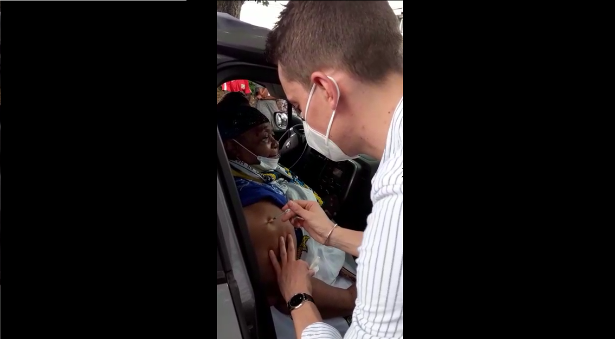 Vidéo : des vaccins en voiture pour ceux qui ne peuvent pas se déplacer