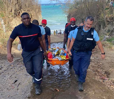 Sauvetage périlleux en Petite-Terre après la chute d’une falaise