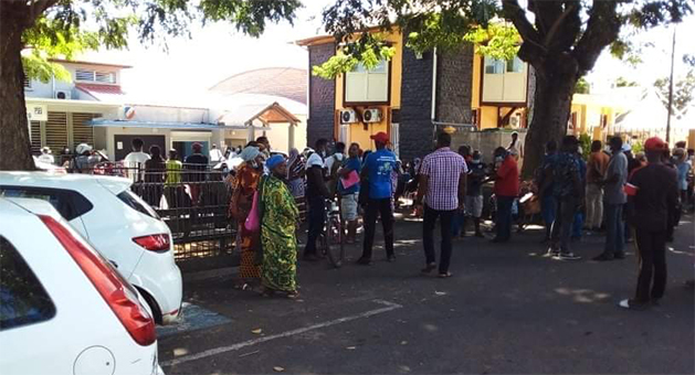 Ça se bouscule aussi au portillon du nouveau centre de dépistage qui effectue les tests PCR