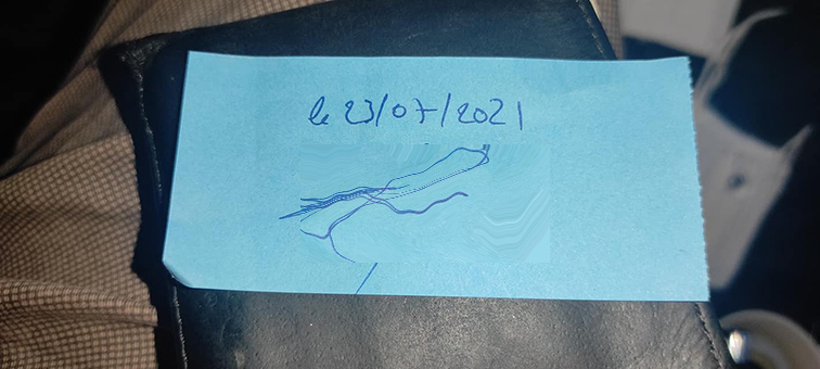 Des usagers des barges qui datent et signent leurs tickets afin qu’ils ne soient pas revendus