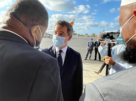 Pas de colliers de fleurs et peu d’élus pour accueillir les ministres