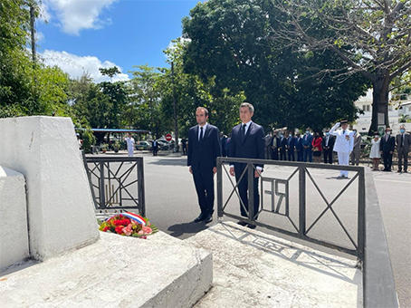 Traditionnelle cérémonie de dépôt de gerbe place de France