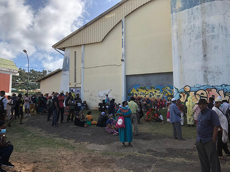 Embouteillages devant les portes du gymnase de Cavani