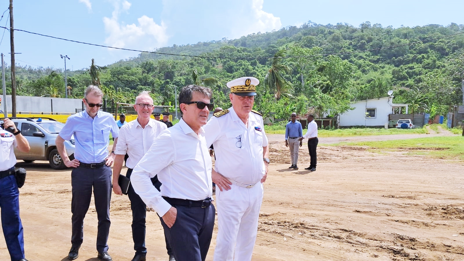 Le général Facon sur le terrain avec Manuel Valls dans le sud de Mayotte
