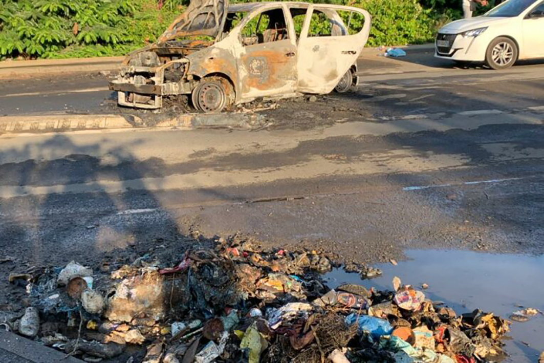 Une voiture incendiée avec des passagers sauvagement agressés