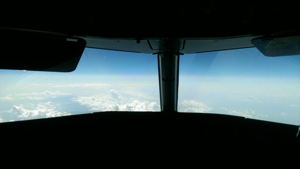 Vue du cockpit dun avion scaled 1