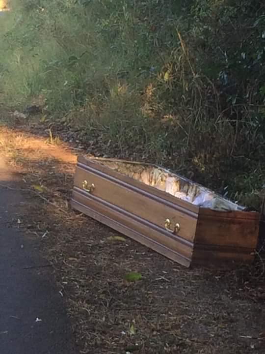 Un cercueil abandonné au bord de la route
