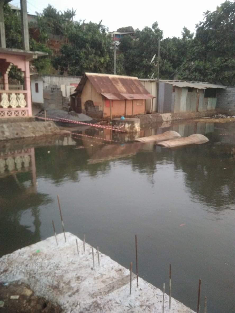 Grandes marées : l’eau monte sur le terre plein de Mtsapéré