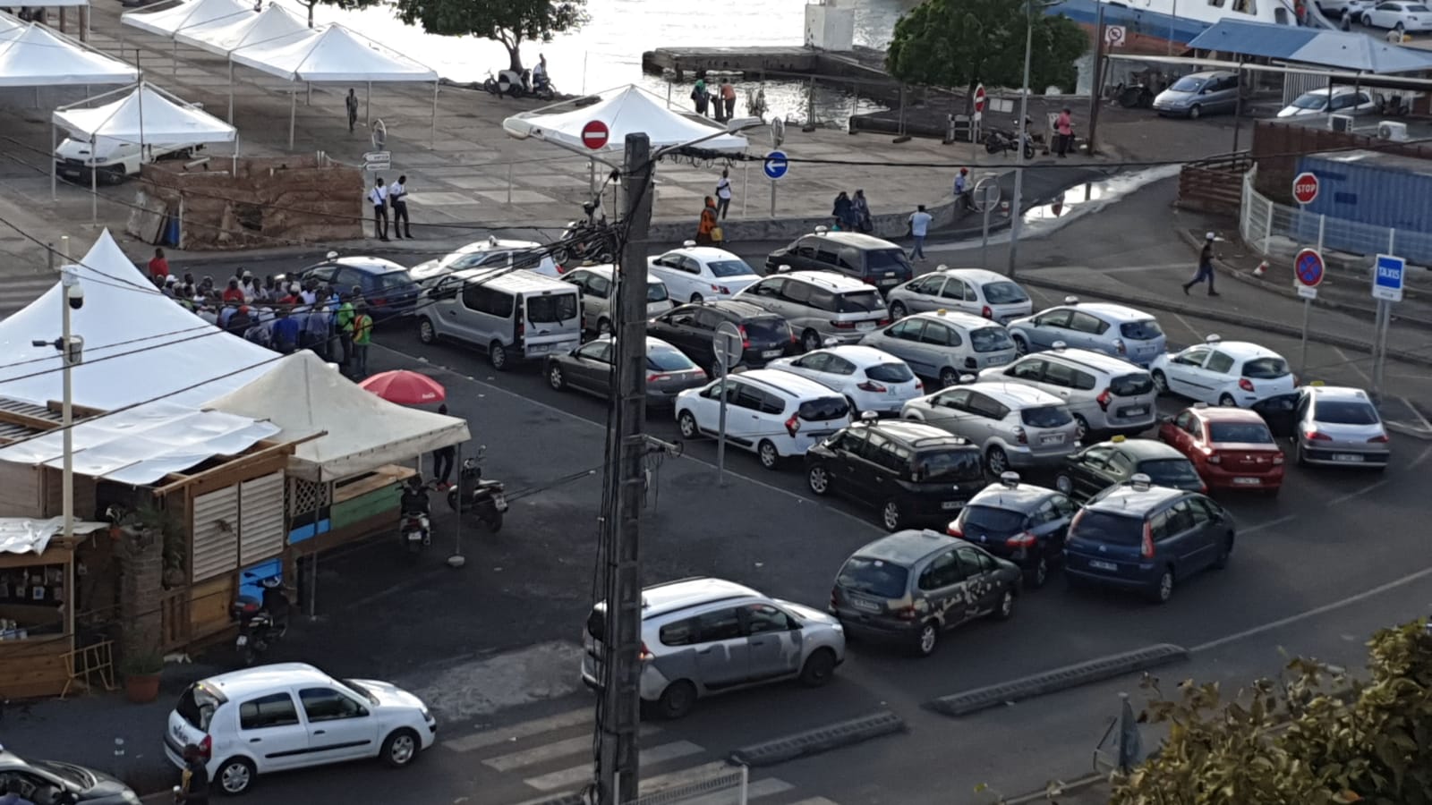 Les taximen en droit de retrait sont rassemblés devant le comité du tourisme