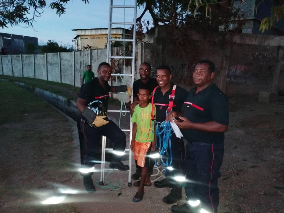 Labattoir : Les pompiers viennent au secours d’un enfant coincé dans un arbre (video)