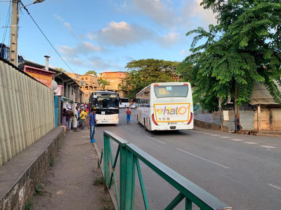 Nouveau caillassage de bus à Koungou, la circulation est bloquée