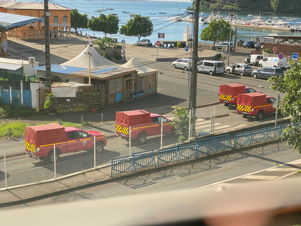 Les services de secours se dirigent vers l’aéroport