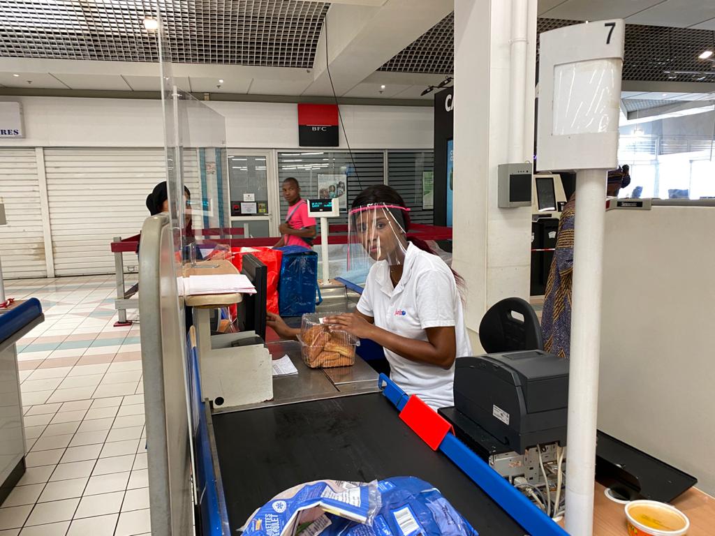 Face à la pénurie de masques, les entreprises s’organisent pour protéger leur personnel