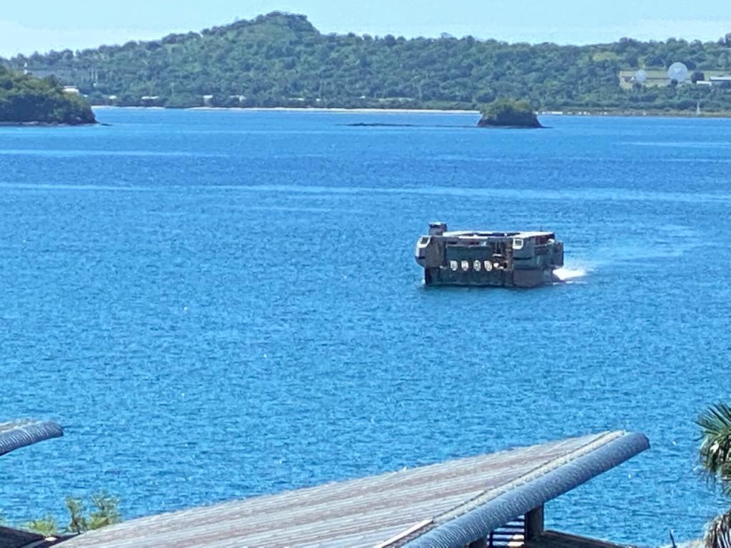 Le Mistral est en train de débarquer sa précieuse cargaison en grande terre