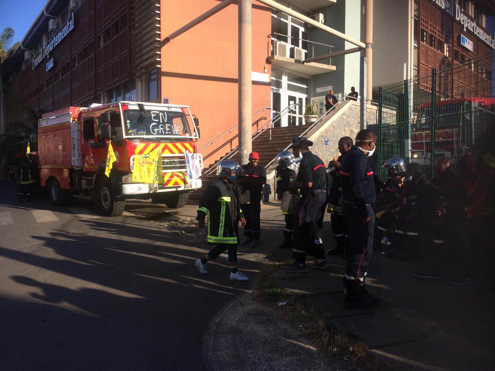 Les pompiers grévistes font une opération devant le CD976