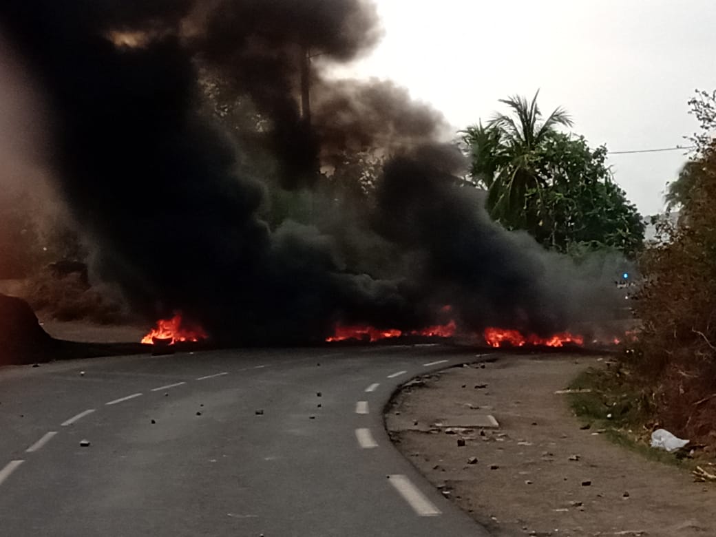 Des barrages en feu à Koungou