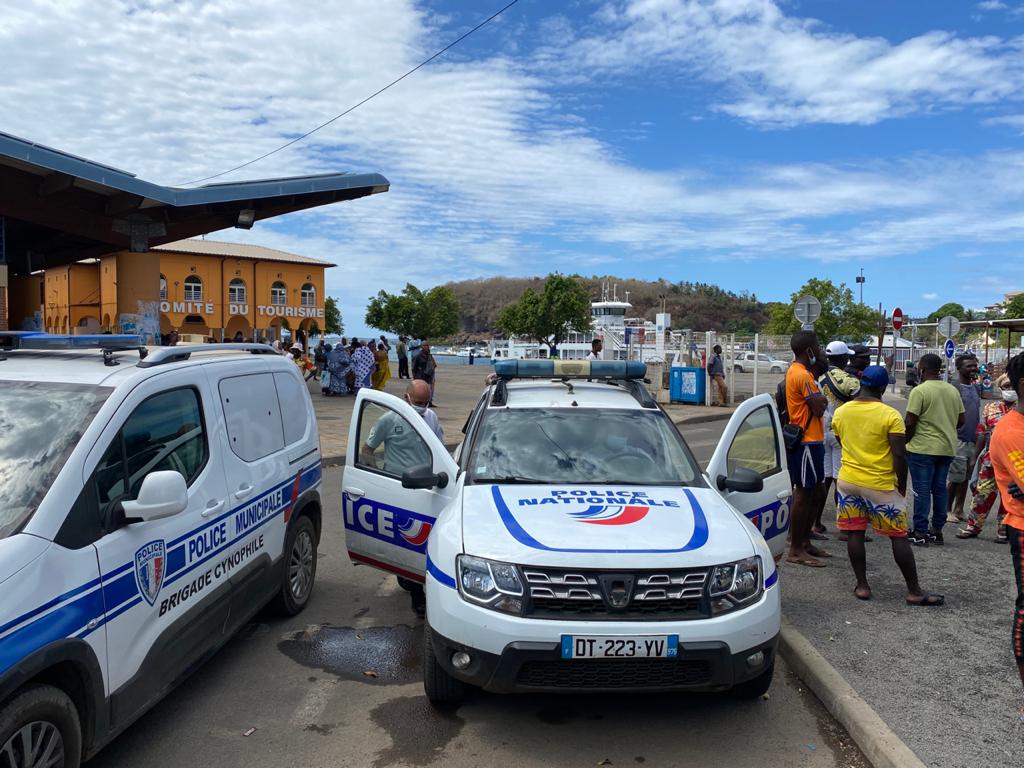 La police Municipale a empêché ce matin les vendeurs à la sauvette de prendre place, Place de la République
