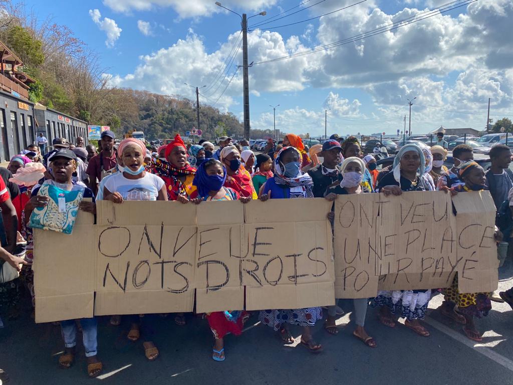 Les vendeurs à la sauvette défilent en ce moment même (video)