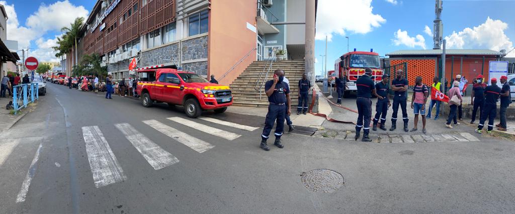 Les pompiers en grève poursuivent leurs opérations