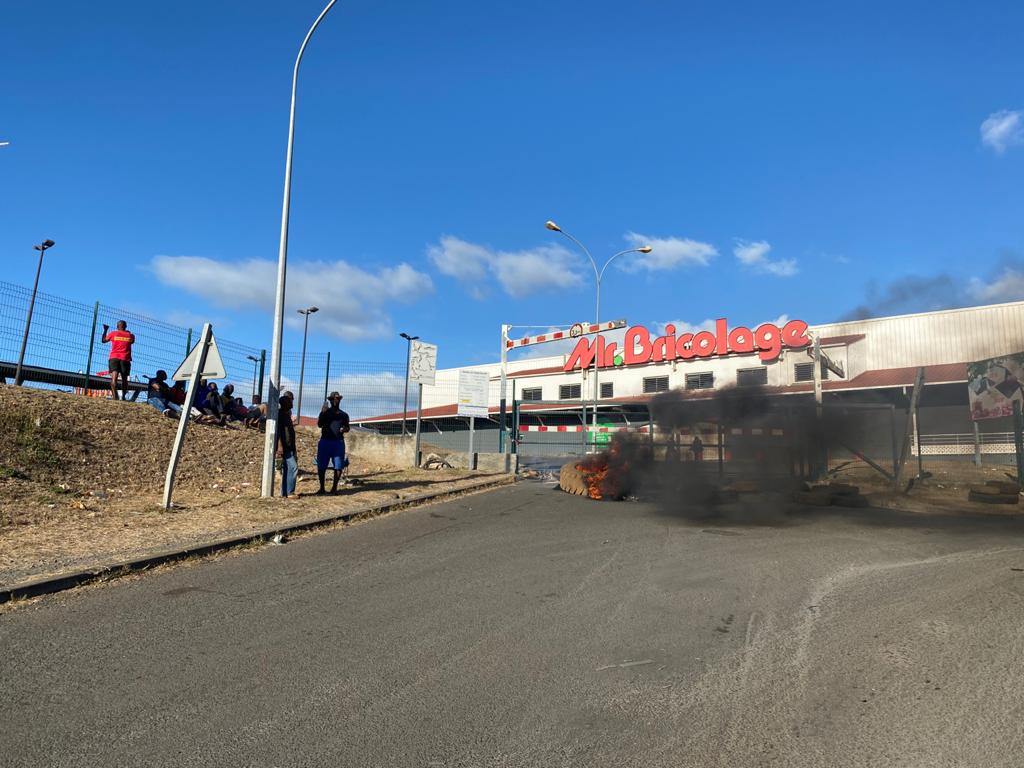 Les grévistes de BDM ne semblent pas vouloir ouvrir le magasin Jumbo (video)