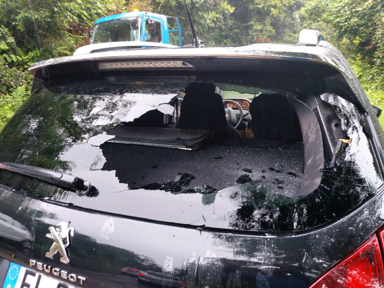 Kahani : les violences continuent, la voiture de Kwezi attaquée