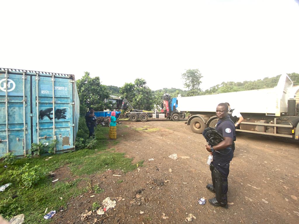 Nettoyage d’une parcelle qui abritait des bandes à Kawéni