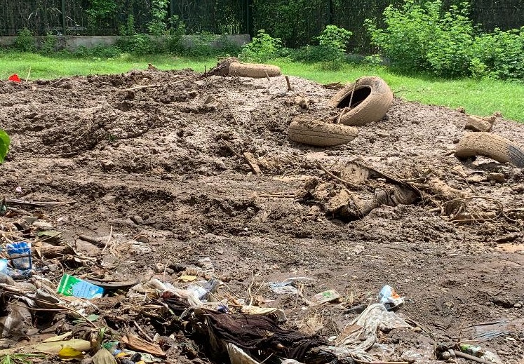 L’hôtel qui accueillera la réserve sanitaire est submergé par la boue et les déchets