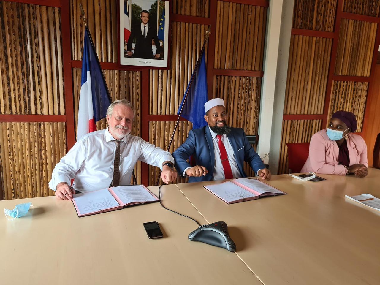 Le préfet et le maire de Dembéni signent un accord sur les bons alimentaires