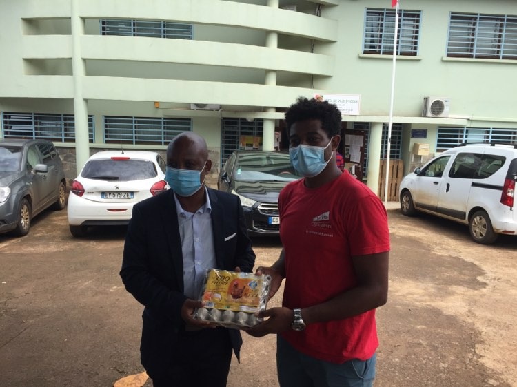 Le syndicat des jeunes agriculteurs distribue 3600 oeufs aux sinistrés d’Acoua