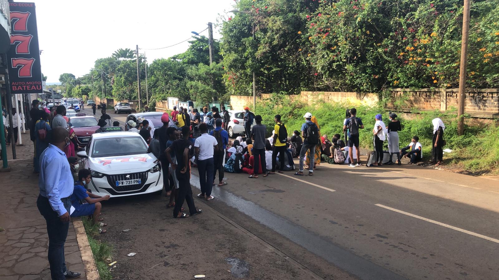 Des jeunes bloquent la rue de la pharmacie à Cavani (photos)