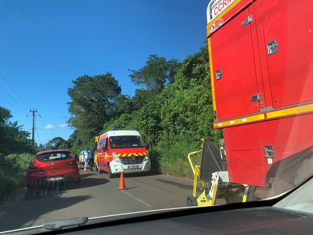 Accident mortel à Ironi Bé, une voiture roule à gauche et percute un scooter (vidéos)