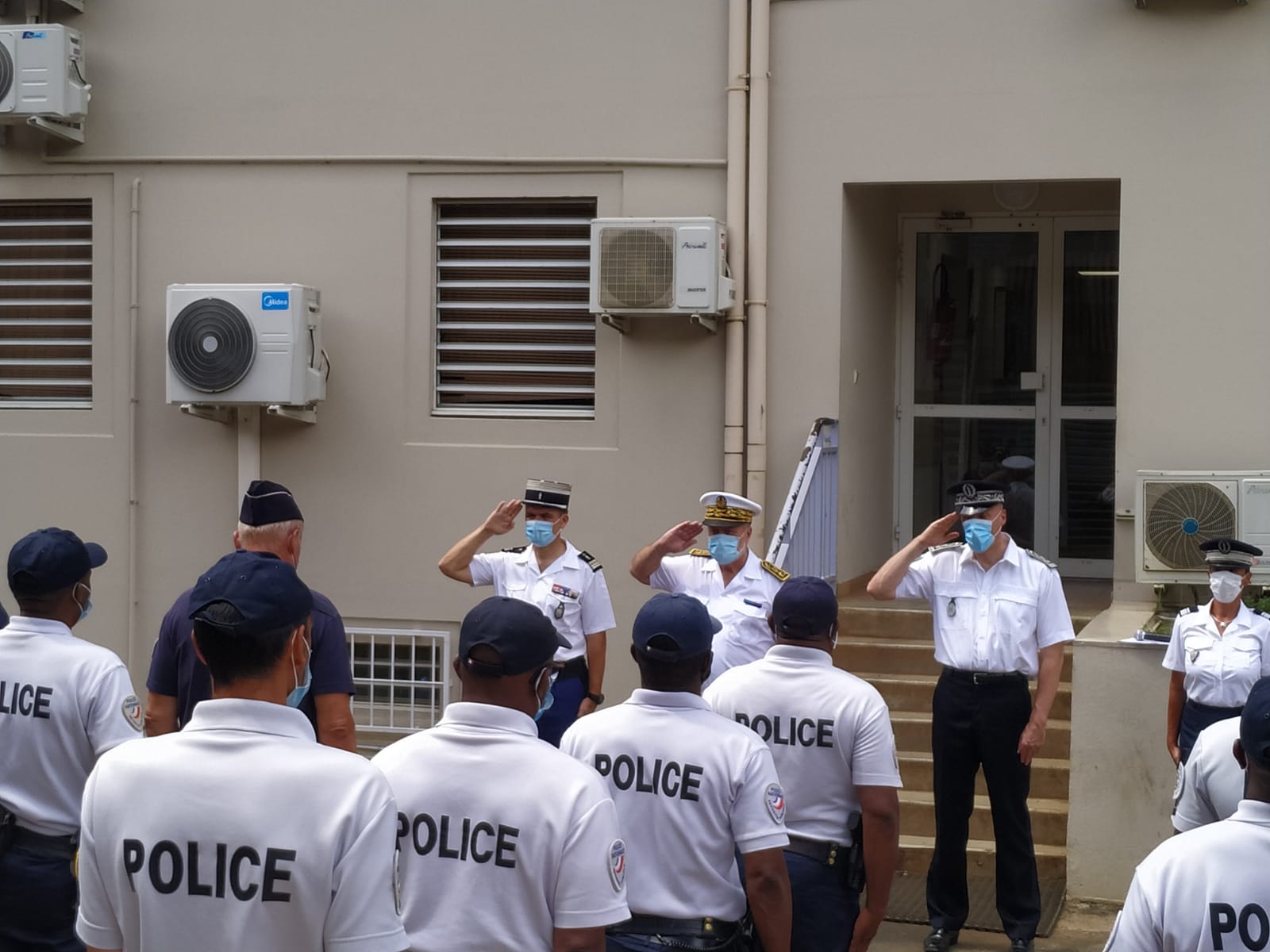 Hommage à la policière tuée en métropole au commissariat de Mamoudzou (vidéo)