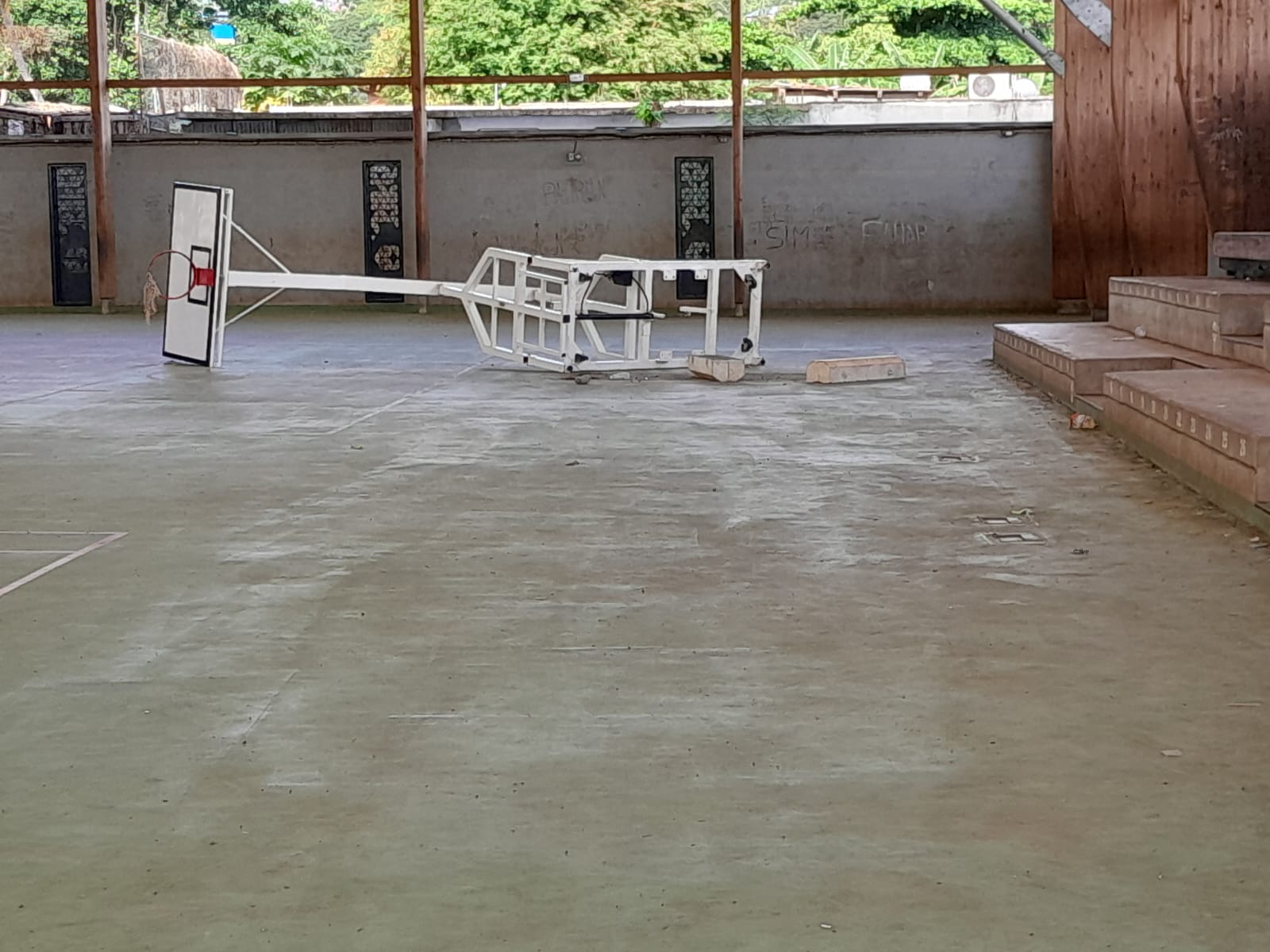 Le plateau couvert de Kaweni saccagé pendant la nuit