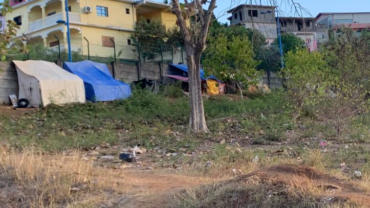 Un campement de migrants africains se constitue le long du stade de cavani